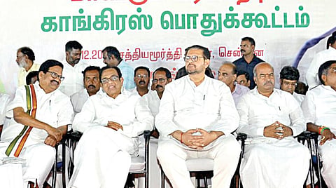 முன்னாள் மத்திய நிதி அமைச்சர் ப.சிதம்பரம் கலந்து கொண்ட பொதுக்கூட்டம் சென்னை சத்தியமூர்த்தி பவனில் நேற்று நடைபெற்றது. இதில், தமிழக காங்கிரஸ் தலைவர் கே.எஸ்.அழகிரி, முன்னாள் தலைவர்கள் எம்.கிருஷ்ணசாமி, கே.வீ. தங்கபாலு, கார்த்தி சிதம்பரம் எம்.பி, உள்ளிட்டோர் கலந்து கொண்டனர்.