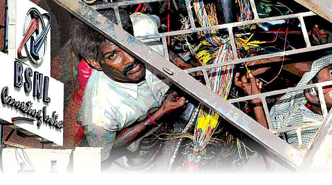 ஒப்பந்தத் தொழிலாளர்களைக் கைவிட்டுவிட்டோமா?