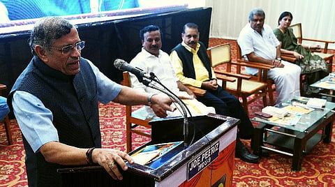 மதுரையில் நடந்த துக்ளக் பொன் விழாக் கூட்டத்தில் பேசிய அதன் ஆசிரியர் குருமூர்த்தி. அருகில் பாஜக மாநிலச் செயலாளர் சீனிவாசன், பத்திரிகையாளர் மாலன், தமாகா தலைவர் ஜி.கே.வாசன், வழக்கறிஞர் சுமதி. படம் ஜி. மூர்த்தி