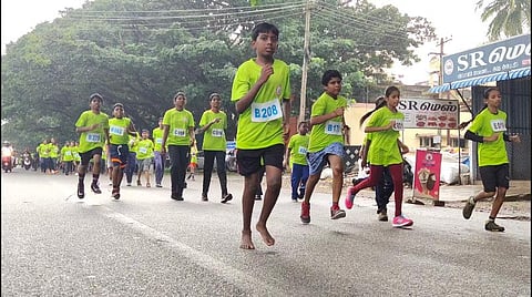 மாசு கட்டுப்பாட்டின் அவசியத்தை வலியுறுத்தி மறைமலை நகரில் மாணவர்கள் விழிப்புணர்வு மாரத்தான் ஓட்டம்