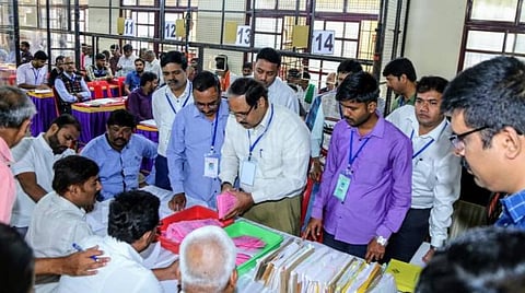 கர்நாடக இடைத் தேர்தல்: 12 தொகுதிகளில் பாஜக முன்னிலை