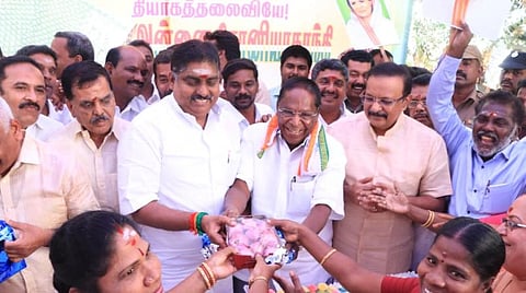வெங்காயத்தைப் பரிசாக அளிக்கும் முதல்வர் நாராயணசாமி.