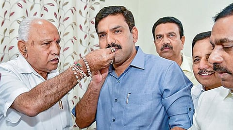 கர்நாடகாவில் ஆட்சியை தக்க வைத்தார் எடியூரப்பா: இடைத்தேர்தலில் 12 இடங்களில் பாஜக வெற்றி காங்கிரஸ் 2, சுயேச்சை 1, மஜத அனைத்து தொகுதிகளிலும் தோல்வி