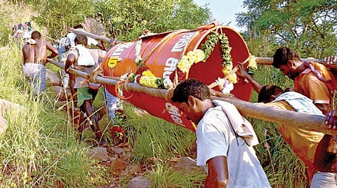 திருவண்ணாமலையில் இன்று மாலை மகா தீபம் ஏற்றப்படுகிறது: அண்ணாமலை உச்சிக்கு கொண்டு செல்லப்பட்ட கொப்பரை