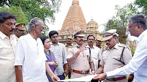 பெரிய கோயில் கும்பாபிஷேக முன்னேற்பாடுகள் குறித்து கோயிலின் பல்வேறு இடங்களில் நேற்று ஆய்வு செய்த தஞ்சாவூர் சரக காவல் துறை துணைத் தலைவர் ஜெ.லோகநாதன், பக்தர்கள் வந்து செல்லும் வழிகள் குறித்த வரைபடத்தைப் பார்த்து விளக்கம் கேட்டறிகிறார். உடன், மாவட்ட காவல் கண்காணிப்பாளர் எஸ்.எஸ்.மகேஸ்வரன், தஞ்சாவூர் அரண்மனை தேவஸ்தான பரம்பரை அறங்காவலர் சி.பாபாஜி ராஜா பான்ஸ்லே உள்ளிட்டோர். (அடுத்த படம்) தஞ்சாவூர் பெரிய கோயில் கும்பாபிஷேகத்தை முன்னிட்டு திருச்சுற்று மாளிகையில் உள்ள சப்தகன்னியருக்கு நேற்று ‘மா காப்பு’ செய்யப்படுகிறது.