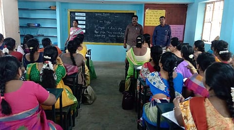 அரசு பள்ளி மாணவர்களின் ஆங்கில பேச்சுத்திறனை வளர்க்க ஆசிரியர்களுக்கு பயிற்சி