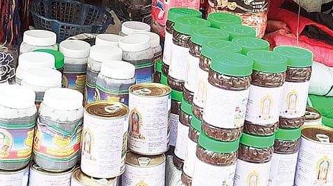 தமிழக மாநில எல்லையான குமுளியில் உள்ள பல்பொருள் கடையில் தின்பண்டங்கள் போல விற்கப்படும் பழநி கோயில் பஞ்சாமிர்தம்.