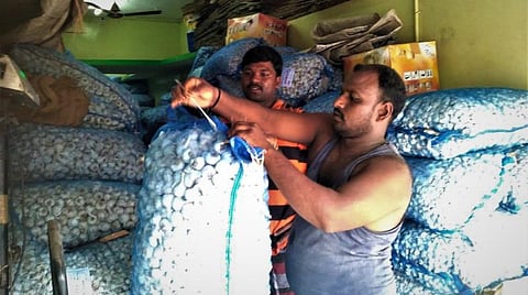 சந்தைக்கு வரத்து குறைவால் வெங்காயத்தைத் தொடர்ந்து பூண்டு விலையும் அதிகரிப்பு