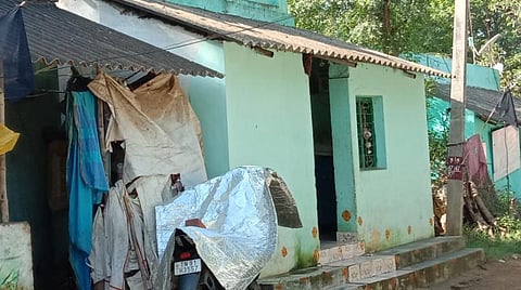ஸ்ரீ முஷ்ணம் - ஸ்ரீ நெடுஞ்சேரியில் வார்டு பட்டியலில் குளறுபடி; உள்ளாட்சித் தேர்தலை புறக்கணிக்க கிராமத்தினர் முடிவு: வீடுகளில் கருப்புக் கொடியேற்றினர்