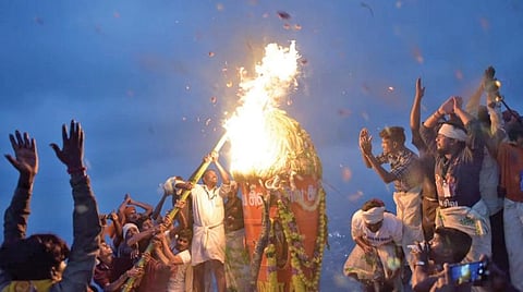 2,668 அடி உயரமுள்ள அண்ணாமலை உச்சியில் நேற்று மாலை மகா தீபம் ஏற்றப்பட்டது. படம்: வி.எம்.மணிநாதன்