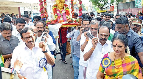 தமிழ் வளர்ச்சி, செய்தி விளம்பரம், சுற்றுலாத்துறை, வானவில் பண்பாட்டு மையம் சார்பில் பாரதியாரின் 138-வது பிறந்தநாள் விழா சென்னையில் நேற்று கொண்டாடப்பட்டது. இதையொட்டி திருவல்லிக்கேணி பார்த்தசாரதி கோயில் அருகிலிருந்து பாரதியார் நினைவு இல்லம் வரை ஜதி பல்லக்கு ஊர்வலம் நடைபெற்றது. இதில் அமைச்சர்கள் கடம்பூர் ராஜு, க.பாண்டியராஜன், எம்எல்ஏ நடராஜ், பாஜக மூத்த தலைவர் இல.கணேசன் உள்ளிட்டோர் பங்கேற்றனர்.