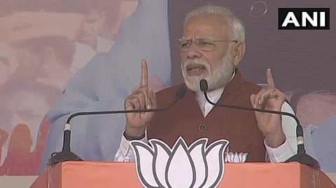 தான்பாத்தில் இன்று நடந்த தேர்தல் பிரச்சாரக் கூட்டத்தில் பிரதமர் மோடி பேசிய காட்சி | படம்: ஏஎன்ஐ.