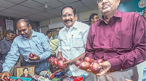 எகிப்தில் இருந்து இறக்குமதி செய்யப்பட்டு தமிழகத்தில் விற்பனை செய்யப்பட உள்ள வெங்காயம் குறித்து சென்னையில் செய்தியாளர்களிடம் பேசிய கூட்டுறவுத் துறை அமைச்சர் செல்லூர் ராஜு உடன் கூட்டுறவு சங்கங்களின் பதிவாளர் கு.கோவிந்தராஜ், ஆலோசகர் இரா.கார்த்திகேயன்.படம்: பு.க.பிரவீன்