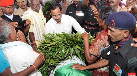 பனிச் சரிவால் வாகன விபத்து; கிருஷ்ணகிரியை சேர்ந்த ராணுவ வீரர் உயிரிழப்பு: ராணுவ மரியாதையுடன் உடல் தகனம்