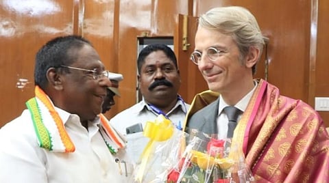 முதல்வர் நாராயணசாமியை மரியாதை நிமித்தமாக சந்தித்த பிரெஞ்சு தூதர் இம்மானுவேல் லெனெய்ன்.