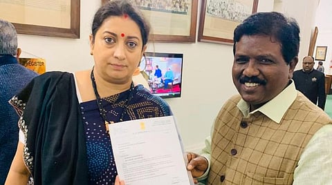 போக்ஸோ வழக்குகளை விசாரிக்க தனி நீதிமன்றம்: மத்திய அமைச்சர் ஸ்மிருதி இரானியிடம் டி.ரவிகுமார் மனு