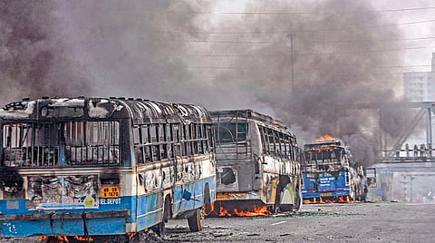 குடியுரிமை திருத்த சட்டத்துக்கு எதிர்ப்பு தெரிவித்து மேற்கு வங்க மாநிலம் ஹவுரா மாவட்டத்தில் நேற்று ஏராளமான அரசு பஸ்கள் தீவைத்து எரிக்கப்பட்டன.