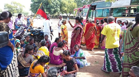 வேட்புமனு தாக்கல் செய்ய ஆதரவாளர்களுடன் குவிந்த வேட்பாளர்கள்: விருதுநகரில் பரபரப்பு