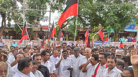 குடியுரிமை திருத்த சட்டத்தை கண்டித்து தென்காசியில் திமுகவினர் ஆர்ப்பாட்டம்