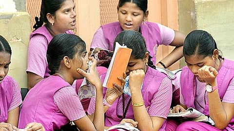 சமூக வலைதளங்களில் பிளஸ் 2 அரையாண்டுத் தேர்வு வினாத்தாள் வெளியீடு: கல்வித்துறை அதிகாரிகள் அதிர்ச்சி
