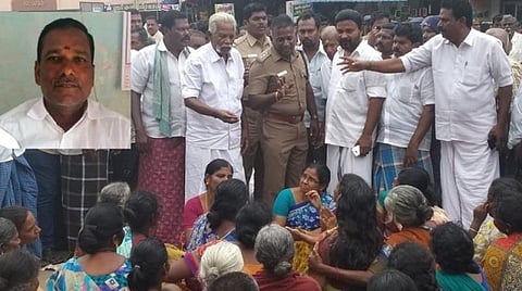சாலை மறியலில் ஈடுபட்டுள்ள உறவினர்களிடம் பேச்சுவார்த்தை நடத்தும் போலீஸார். உள்படம்: கொல்லப்பட்ட அசோகன்.