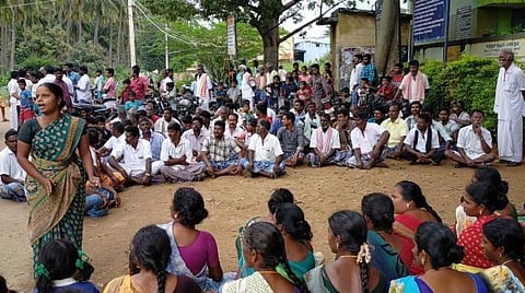 தேனி மாவட்டம் பொன்னன்படுகை அரசு பள்ளியில் சமையல் அறை இடிந்த விபத்தில் மாணவனின் கை துண்டிக்கப்பட்டது. இதனைக் கண்டித்து பள்ளி முன்பு பொதுமக்கள் முற்றுகைப் போராட்டத்தில் ஈடுபட்டனர்.