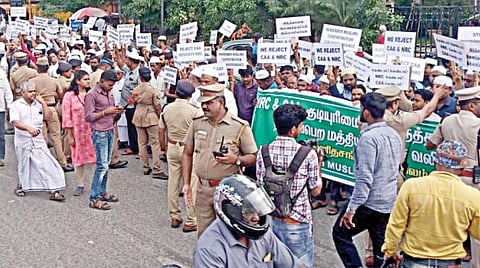 குடியுரிமை சட்டத் திருத்தத்துக்கு எதிர்ப்பு தெரிவித்து சென்னை அண்ணா நகரில் அனைத்து இஸ்லாமிய கூட்டமைப்பு சார்பில் நேற்று நடைபெற்ற போராட்டம். படம்: ம.பிரபு