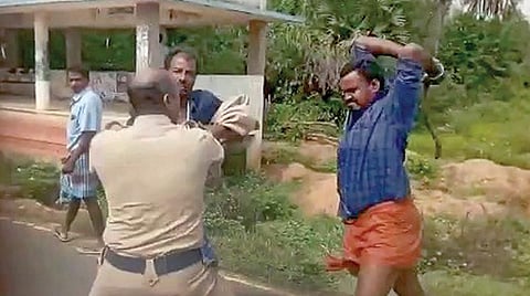 தஞ்சாவூர் மாவட்டம் ஒரத்தநாடு அருகே புதுவிடுதியில் மதுவிலக்குப் பிரிவு காவலர் செந்தில்குமாரைத் தாக்கும் சாராய வியாபாரிகள்.