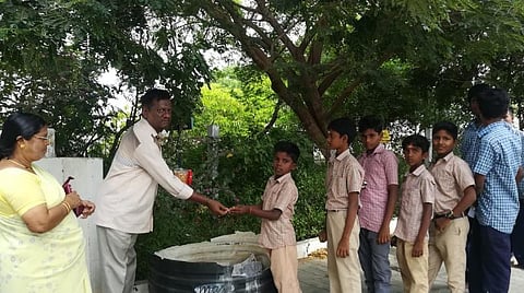 மாணவர்களுக்கு இனிப்புகள் வழங்கும் ஆசிரியர் கந்தன்