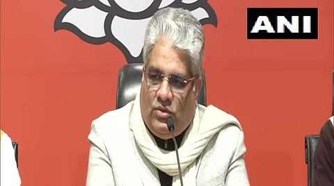 பாஜக பொதுச்செயலாளர் பூபேந்திர யாதவ் நிருபர்களுக்குப் பேட்டி அளித்த காட்சி | படம்:ஏஎன்ஐ.