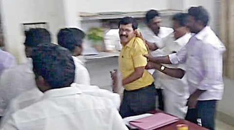 உள்ளாட்சித் தேர்தல் சின்னம் ஒதுக்கும் விவகாரத்தில் கடலூர் துணை ஆட்சியரை தாக்கிய அதிமுக பிரமுகர்கள் மீது வழக்குப் பதிவு