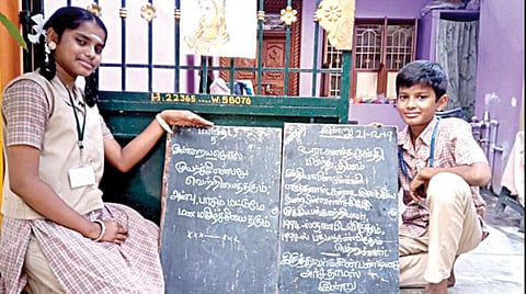வீட்டின் முன்பு கரும்பலகையில் ‘தினமும் ஒரு தகவல்’, ‘இன்றைய சொல்’ - முன்மாதிரியாக திகழும் தொழிலாளியின் குழந்தைகள்