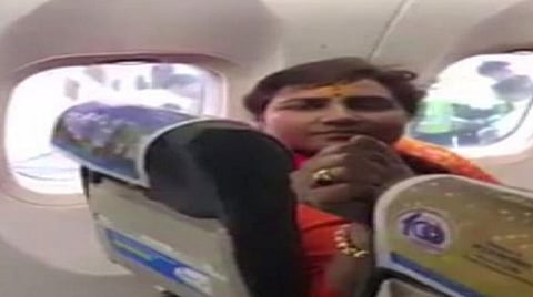 முன்பதிவு செய்த இருக்கை கிடைக்காததால் விமானத்தில் வாக்குவாதத்தில் ஈடுபட்ட பாஜக எம்.பி. பிரக்யா தாகூர்: வைரலாகும் வீடியோ