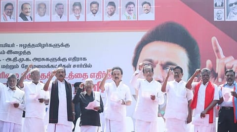 தற்காலிகமாக அமைக்கப்பட்ட மேடையில் ஸ்டாலின் உள்ளிட்ட தலைவர்கள்