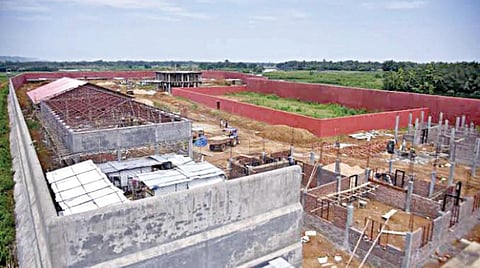 அசாம் மாநிலம் கோல்பாரா பகுதியில் கட்டப்பட்டு வரும் தடுப்பு காவல் முகாம்.