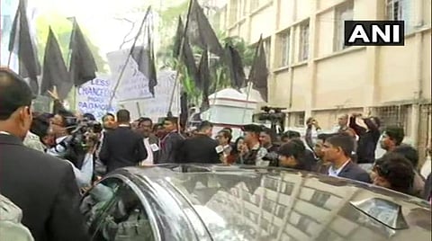குடியுரிமைச் சட்ட எதிர்ப்பு: மேற்குவங்க ஆளுநர் காரை மறித்து மாணவர்கள் போராட்டம்
