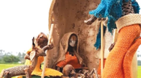 சேலியமேடு வாணிதாசன் அரசு உயர்நிலைப்பள்ளி மாணவர்களால் உருவாக்கப்பட்ட சுரைக்காய் குடுவை குடில்கள் காட்சிக்கு வைக்கப்பட்டுள்ளன. அடுத்த படம்: சுரைக்காய் குடுவையில் செய்யப்பட்டுள்ள குடில்.