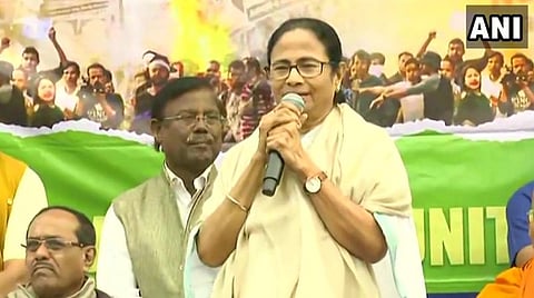 கொல்கத்தாவில் நடந்த பேரணியில் முதல்வர் மம்தா பானர்ஜி பேசிய காட்சி : படம் | ஏஎன்ஐ.