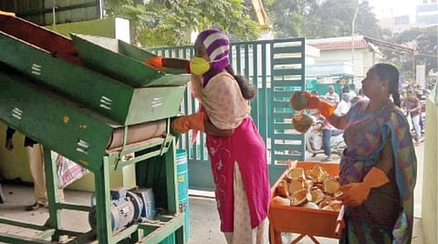 தினமும் சேகரமாகும் ஒரு டன் காய்கறி கழிவுகளைக் கொண்டு ஆர்.எஸ்.புரம் உழவர் சந்தையில் இயற்கை உரம் தயாரிப்பு தொடக்கம்; மற்ற பகுதிகளுக்கும் விரிவுபடுத்த திட்டம்: மாநகராட்சி அதிகாரிகள் தகவல்