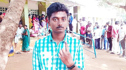 திருமோகூர் அரசு பள்ளியில் முதல் முறையாக ஒட்டு போட்ட பிரகதீஸ்.