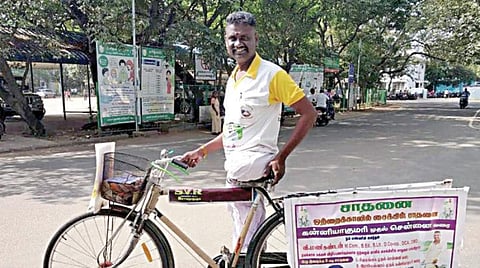 காற்று மாசடைவதை தடுக்க வலியுறுத்தி ஒற்றைக் காலில் சைக்கிள் ஓட்டி வந்த மாற்றுத் திறனாளி இளைஞர் மணிகண்டன்.
