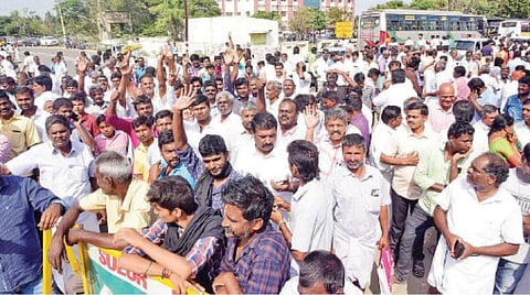 கோவை மாவட்டம் சூலூர் ஒன்றிய வாக்கு எண்ணிக்கை மையமான சூலூர் அரசு ஆண்கள் மேல்நிலைப் பள்ளி முன்புறம் திரண்டிருந்த கட்சியினர் மற்றும் பொதுமக்கள். படம்: ஜெ.மனோகரன்