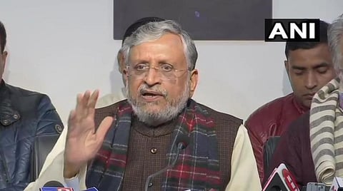 பிஹார் துணை முதல்வர் சுஷில் குமார் மோடி பாட்னாவில் நேற்று நிருபர்களுக்கு பேட்டிஅளித்த காட்சி : படம் |ஏஎன்ஐ