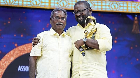 அப்பா கையால் விருது: நெகிழ்ந்த அருண்ராஜா காமராஜ்