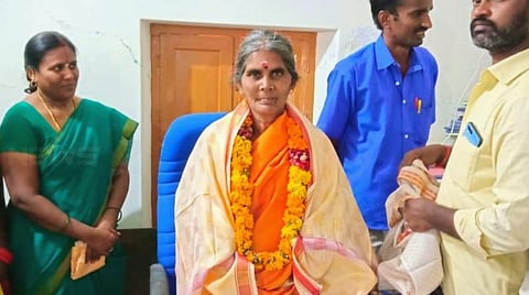 அன்று துப்புரவு பணியாளர்; இன்று பஞ்சாயத்து தலைவர்: பதவியேற்றுக் கொண்டார் ஸ்ரீவில்லிபுத்தூர் சரஸ்வதி