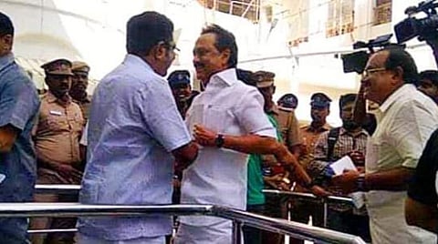 அரசியல் பண்பாடு: கைகுலுக்கி புத்தாண்டு வாழ்த்து பரிமாறிக்கொண்ட ஸ்டாலின் -தினகரன்