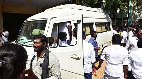 பதவியேற்பு விழா முடிந்ததும் வேனில் ஏற்றப்படும் கவுன்சிலர்கள்