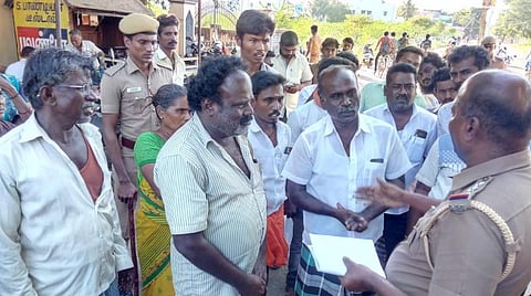 விருதுநகரில் வெற்றி அறிவிப்பை தவறாக வெளியிட்டதாகக் கூறி போராட்டத்தில் ஈடுபட்ட வேட்பாளர் ராமமூர்த்தி மற்றும் அவரது ஆதரவாளர்கள்.
