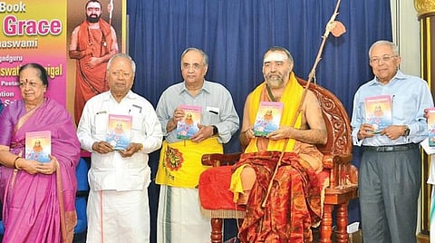 சென்னை உயர்நீதிமன்ற முன்னாள் நீதிபதி பிரபா ஸ்ரீதேவன், காஞ்சி மகா பெரியவரின் அருளுரையை ஆங்கிலத்தில் மொழிபெயர்த்துள்ளார். 'விஸ்டம் அன்டு கிரேஸ்' என்ற அந்த நூல் வெளியீட்டு விழா மயிலாப்பூரில் உள்ள சம்ஸ்கிருத கல்லூரியில் நேற்று நடைபெற்றது. அதில் பங்கேற்று நூலை வெளியிடுகிறார் ஸ்ரீ காஞ்சி காமகோடி பீடாதிபதி சங்கர விஜயேந்திர சரஸ்வதி சுவாமிகள். உடன் 'தி இந்து' குழும வெளியீட்டாளர் என்.ரவி, தொழிலதிபர் நல்லி குப்புசாமி செட்டி, தமிழறிஞர் தேவகி முத்தையா, கலைமகள் அலுவலக வெளியீட்டாளர் ஆர்.நாராயணசுவாமி, கலைமகள் இதழ் ஆசிரியர் கீழாம்பூர் சங்கர சுப்பிரமணியம். படம் க.ஸ்ரீபரத்