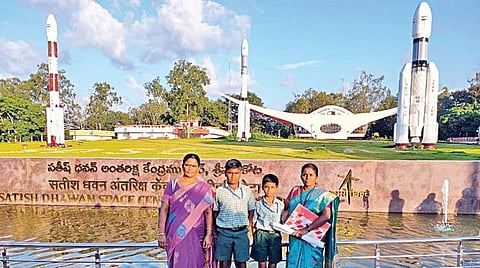 ஹரிகோட்டா சென்று திரும்பிய ஆசிரியை ஏ.ஆனந்தி, மாணவர்கள் பி.கவுதம், டி.சரண், ஆசிரியை எஸ்.ஃபெலிசியா ஜெனட்.